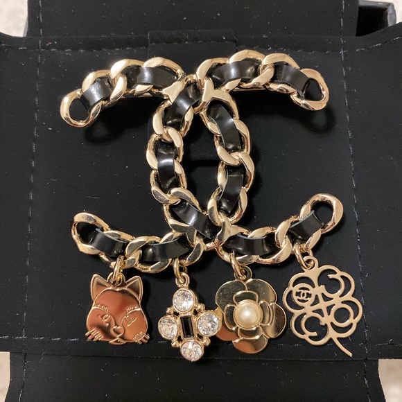 CHANEL Jewelry - Chanel BROOCH